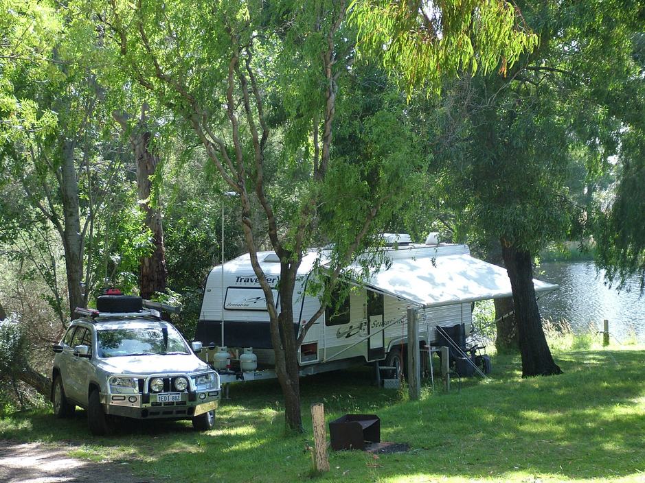 Green, grassy and shady caravan and camping sites with powered beside the lake at Grampians Paradise Camping and Caravan Parkland