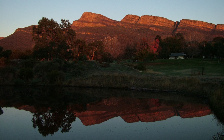 Between the Grampians mountains and Observatory Lake, in the middle of this picture are the 12 unpowered Parkland camping and caravan site at Grampians Paradise Camping and Carvan Parkland. The Parkland Sites have great views of the Grampians National Park. Sunrise on the Grampians mountains from Grampians Paradise Camping and Caravan Parkland